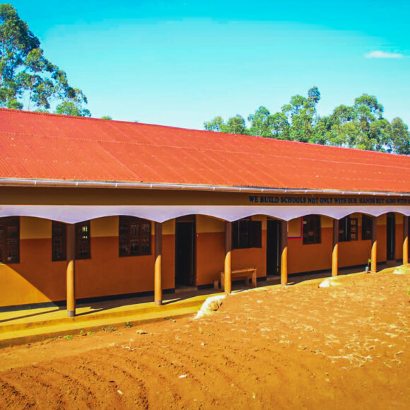 Fertiggestellter Schulkomplex in Kigorobya