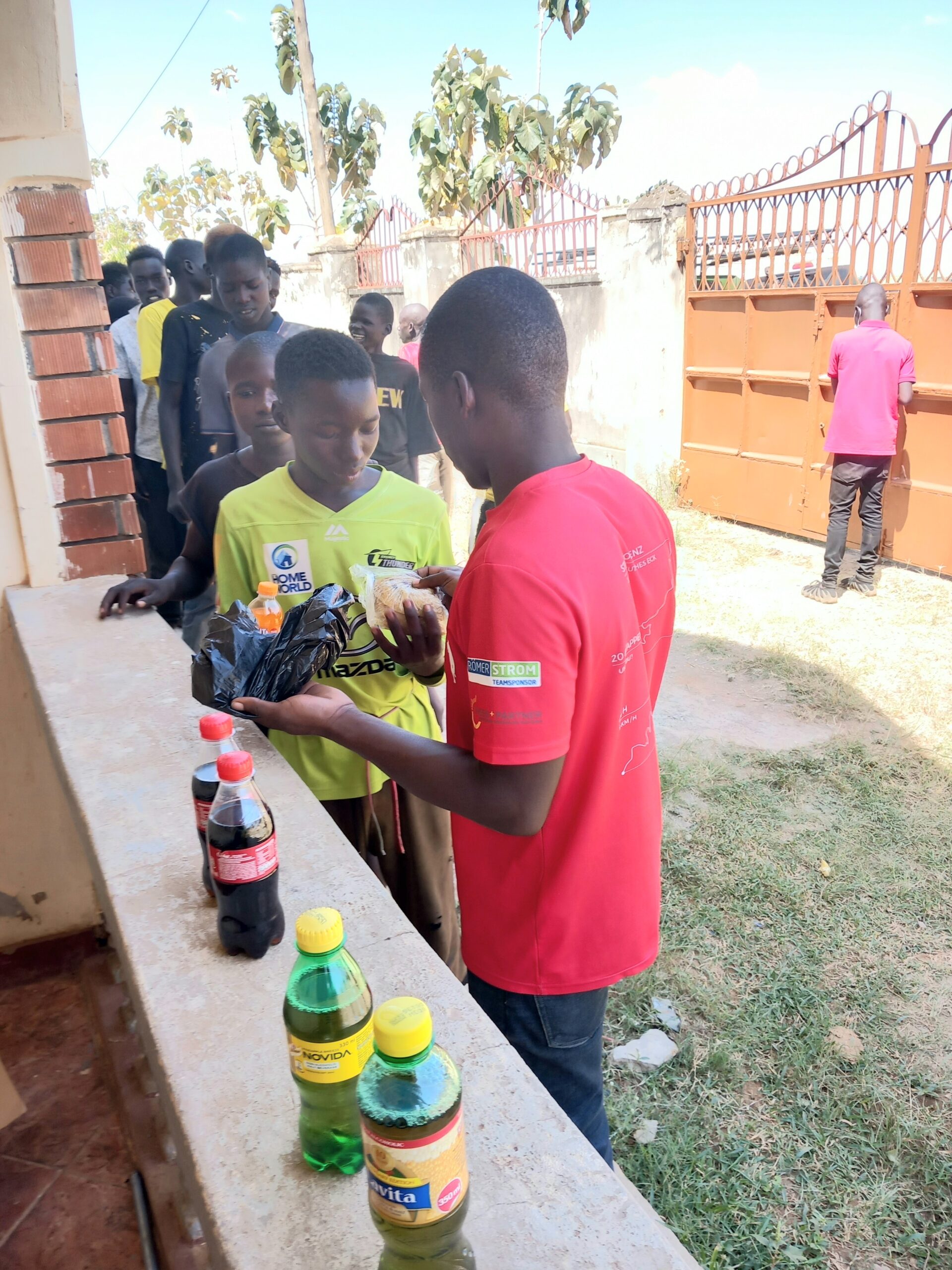 Distribution aux enfants des rues de Soroti