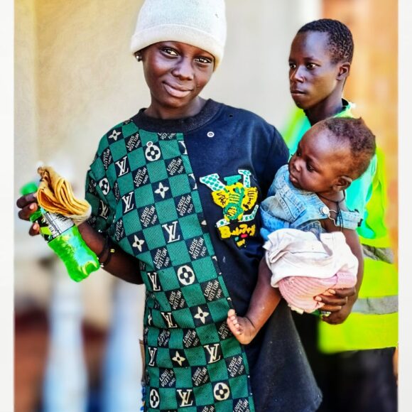 Un enfant reçoit un cadeau personnel
